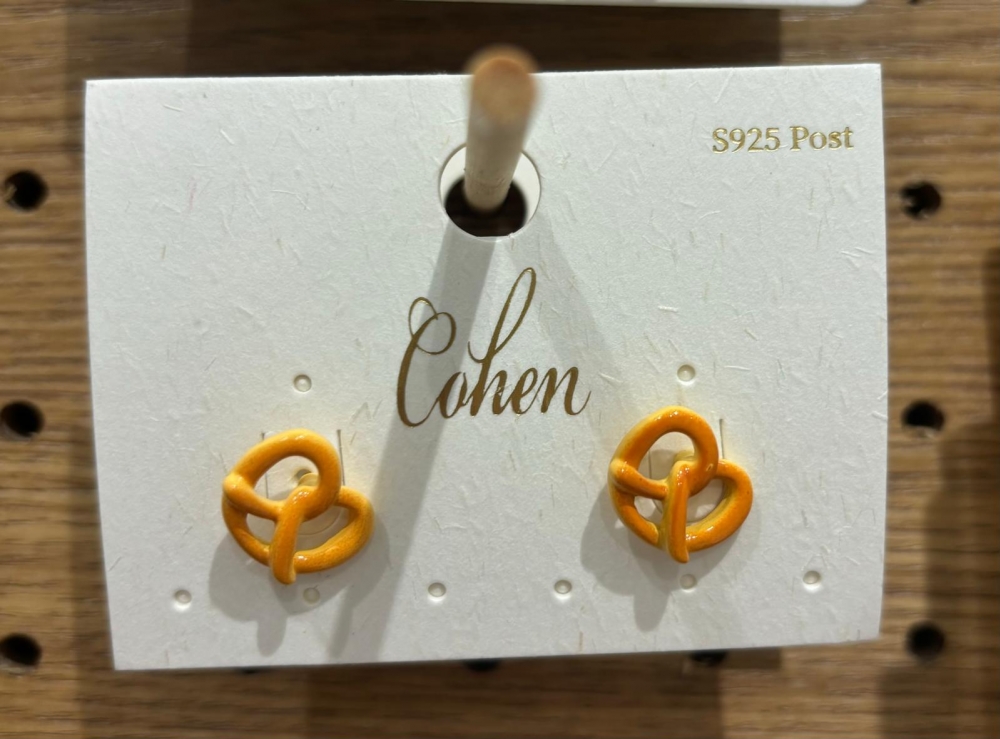 XY cute little alkali knot croissant earrings