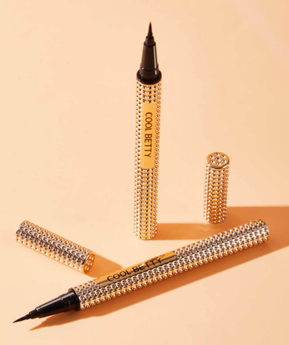 Deep charm eyeliner