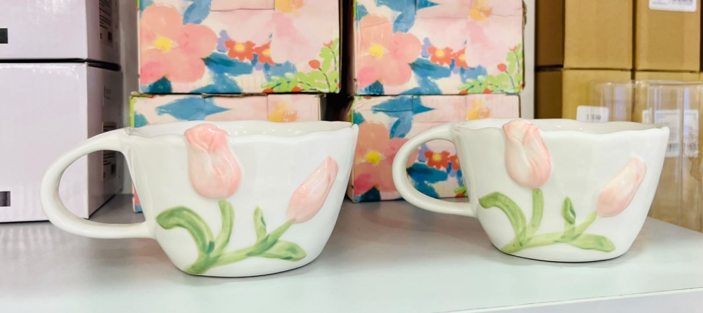 250 ml Embossed Tulip Ceramic Cup Pink